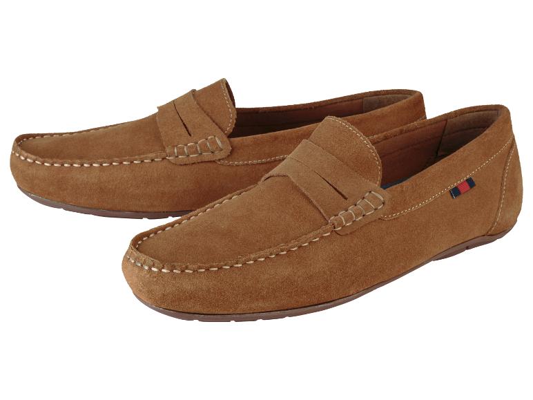 Deux paires de mocassins en daim marron