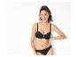 Une femme en lingerie noire en dentelle.