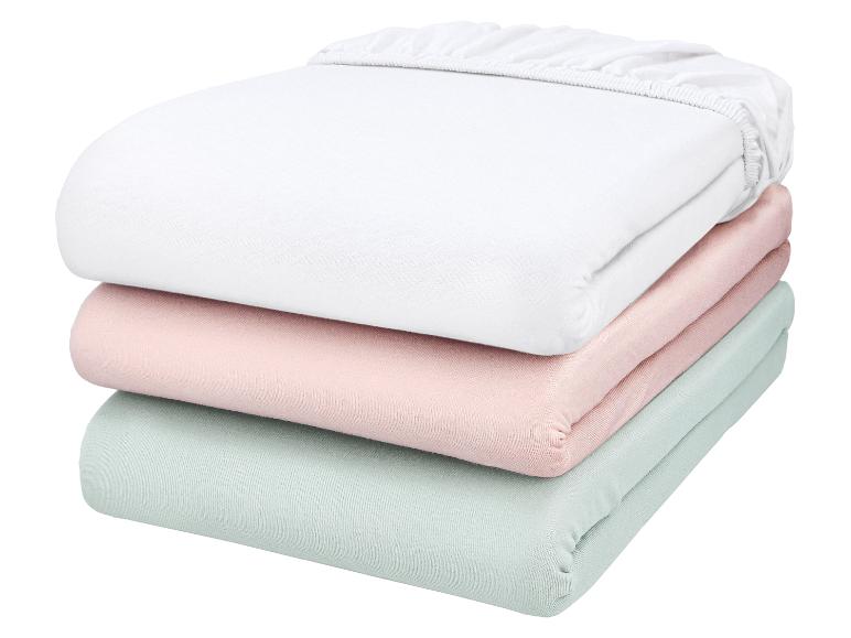 Pile de draps-housses blancs, roses et menthe