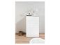 Armoire blanche avec deux portes et un tiroir, un panier et un tapis blanc.
