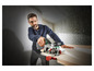 Un homme utilise une scie circulaire Bosch pour couper du bois.