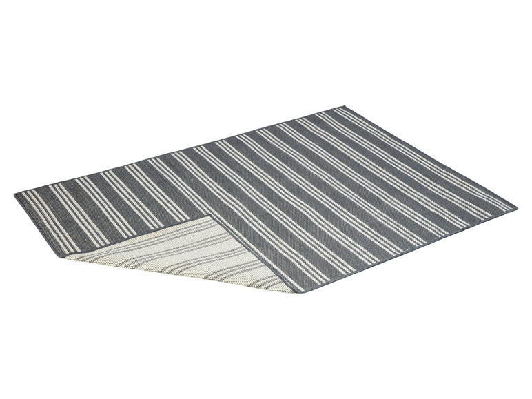 Un tapis rayé gris avec un dos blanc.