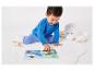 Un enfant joue avec un puzzle en bois sur le thème des animaux marins.