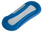 Une chaise longue gonflable bleue pour la piscine.