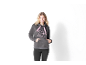 Femme en sweat à capuche gris avec imprimé cerf et lacets roses, souriante.