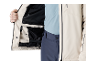 Homme en veste beige et pantalon bleu foncé, montrant l'intérieur de la veste.