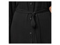 Une robe noire à boutons et à ceinture.