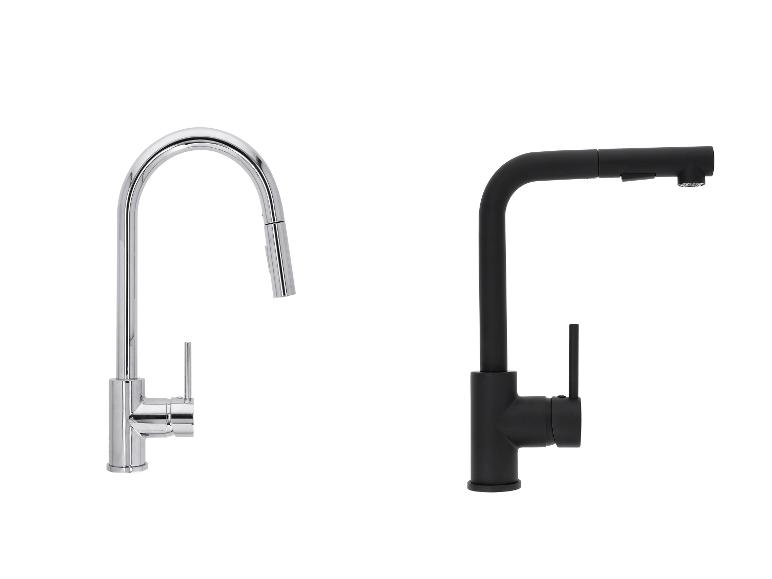 Deux robinets de cuisine, un chromé et un noir, avec douchette extractible.