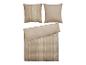 Une couette beige avec des taies d'oreiller rayées.
