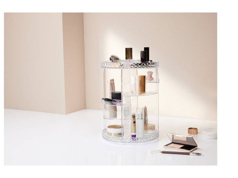 Produits de maquillage et de soin de la peau dans un organisateur tournant.