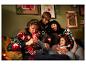 Une famille vêtue de pulls de Noël profite des fêtes.