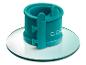 Un moule à gâteau Coockoo turquoise sur un socle en verre.