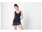 Femme en débardeur bleu marine et short à motifs