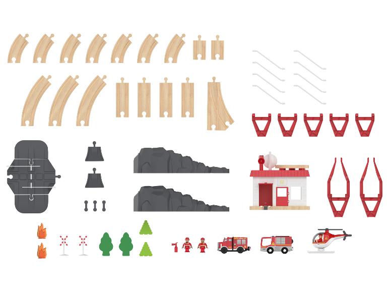 Rails de train en bois, camions de pompiers en bois, figurines de pompiers et un hélicoptère.