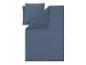 Parure de lit bleu foncé avec housse de couette et taie d'oreiller, un côté lisse et un texturé.