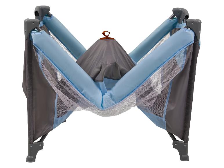 Lit de voyage pliable gris et bleu pour bébé, partiellement plié.