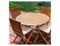Table et chaises pliantes en bois pour l'extérieur.
