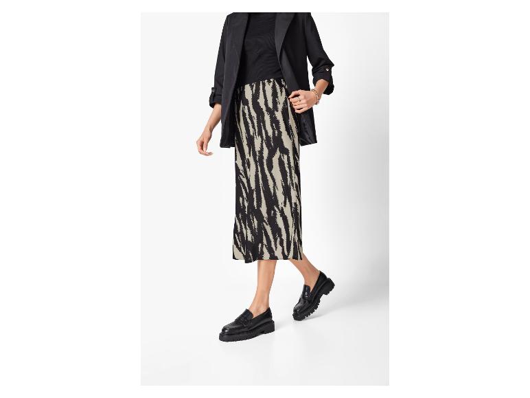 Jupe à imprimé zèbre et chaussures noires.