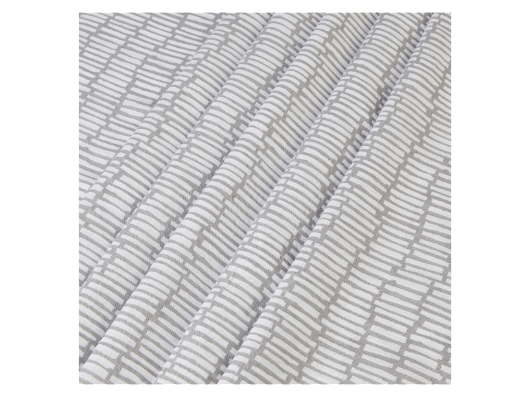 Tissu gris à motif de lignes horizontales.