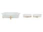 Grand plat et petits plats en céramique blanche sur supports en bambou.