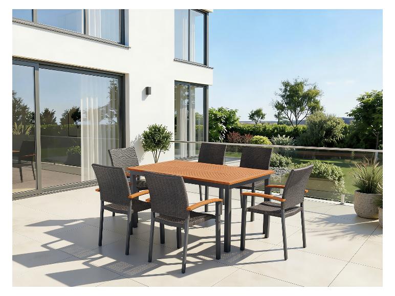Ensemble de salle à manger d'extérieur avec table en bois et chaises en osier sur une terrasse moderne.