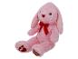 Lapin en peluche rose avec un nœud rouge et des cœurs sur les pattes