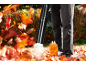 Homme utilisant un souffleur de feuilles pour nettoyer les feuilles d'automne.