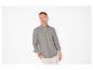 Homme en chemise grise et pantalon beige, avec un bracelet au poignet.