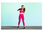 Une femme en tenue de sport rose avec des gants de boxe