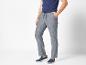 Pantalon lin gris et chaussures bateau : style décontracté.