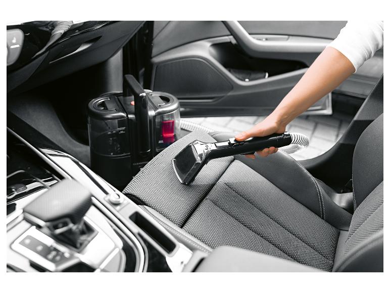 Nettoyeur textile portatif nettoyant un siège de voiture.