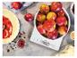 Pommes sur une balance de cuisine affichant '4832g', avec pâte à tarte, confiture et ingrédients de pâtisserie.