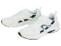 Des baskets blanches avec des accents bleus