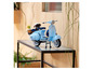 Un modèle de scooter LEGO Vespa sur une étagère en bois.
