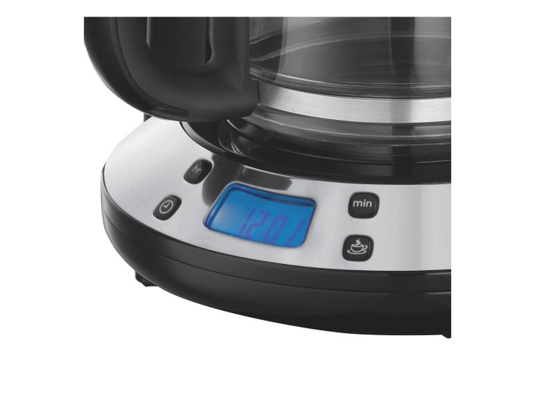 Gros plan d'une cafetière noire et argentée avec un écran numérique.