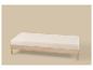 Banc en bois clair avec coussin rembourré crème sur fond beige.