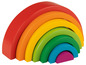 Un arc-en-ciel en bois avec des arcs de couleurs.