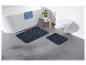 Tapis de bain gris foncé près d'une baignoire et de toilettes.
