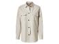 Veste chemise beige pour femme avec poches et boutons.