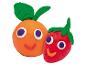 Une orange et une fraise en pâte à modeler avec des visages souriants.