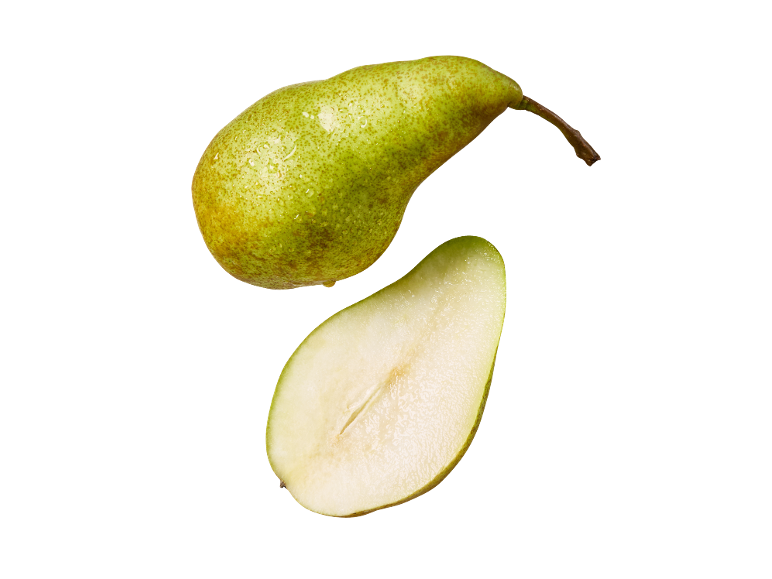 Poire verte entière et une demi-poire avec des gouttelettes d'eau sur fond noir.
