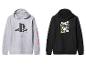 Deux sweats à capuche gaming : un sweat gris PlayStation et un sweat noir Xbox.