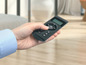 Une main tenant une télécommande noire