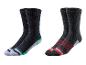 Deux paires de chaussettes noires Parkside avec des accents rouges et verts.