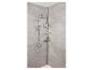 Douche et étagères d'angle chromées pour salle de bain.