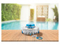 Un nettoyeur de piscine SilverCrest avec une corde sur une table en bois devant une piscine floue.