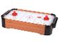 Un jeu de hockey de table avec des rondelles rouges et deux figurines rouges.