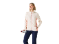 Femme souriante en veste polaire crème et rose, pantalon de sport bleu marine, tenant une bouteille.