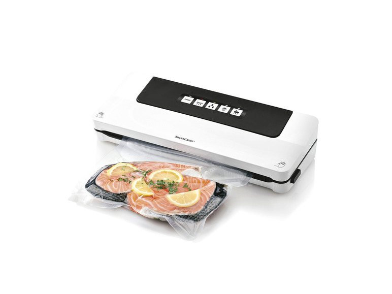 Une machine à emballer sous vide SilverCrest avec un sac contenant du saumon et des tranches de citron.