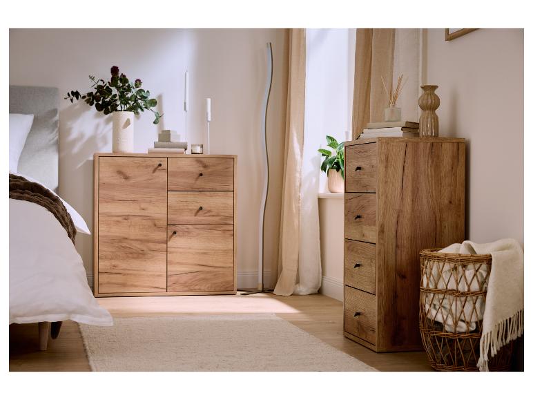 Commode et tiroir en bois dans une chambre moderne avec lit et décoration.